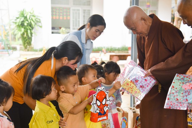 Ban Từ thiện: Tặng quà Trung Thu cho các em học sinh ở Đắk Som, Đăk Nông